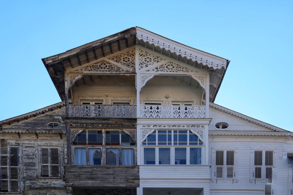 Démoussage façade : préservez votre bâti et son esthétique
