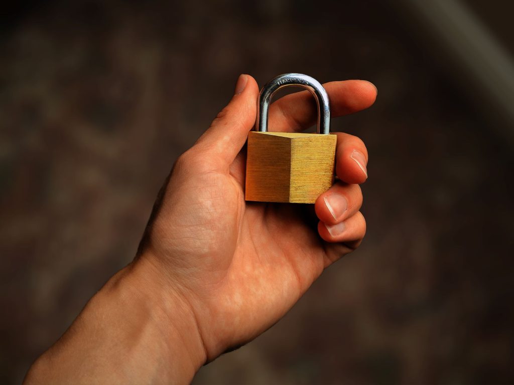 Adivak : accès, dangers et sécurité en ligne